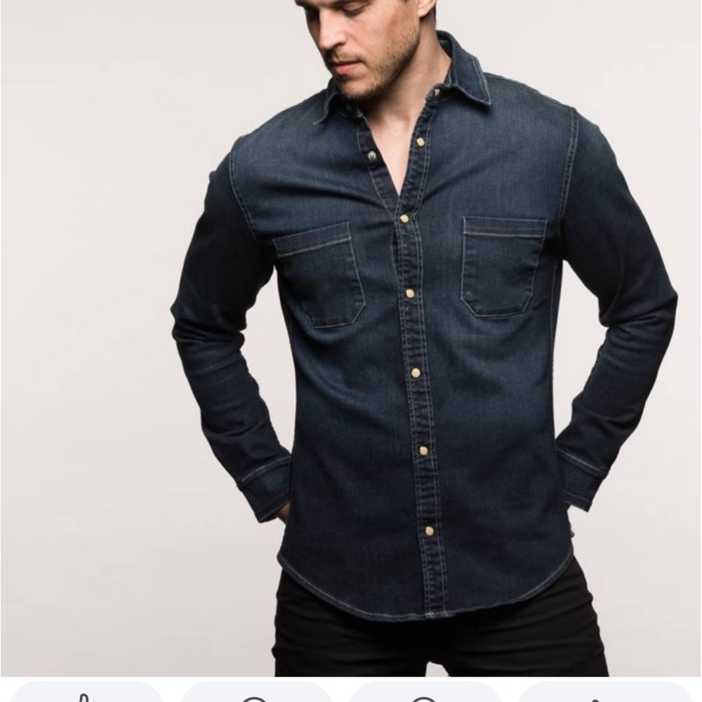 Men’s TRIM Denim shirt with Modern Style. Snap front closure. Size large.